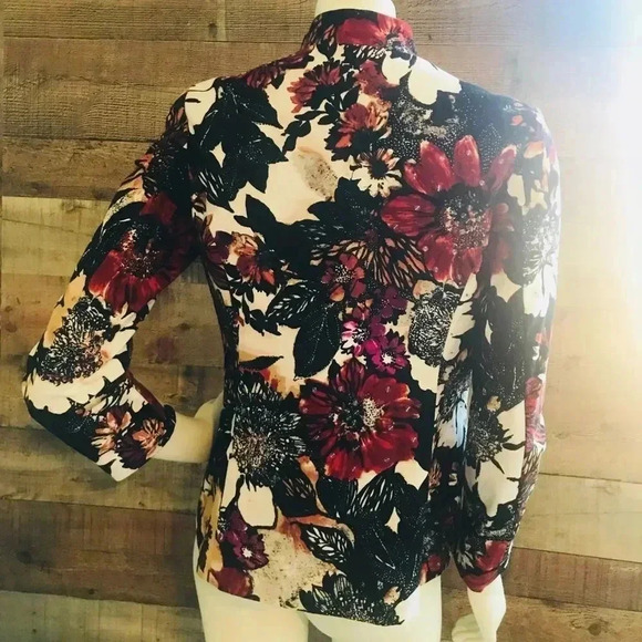 NWOT Chico’s floral blazer - Picture 4 of 7